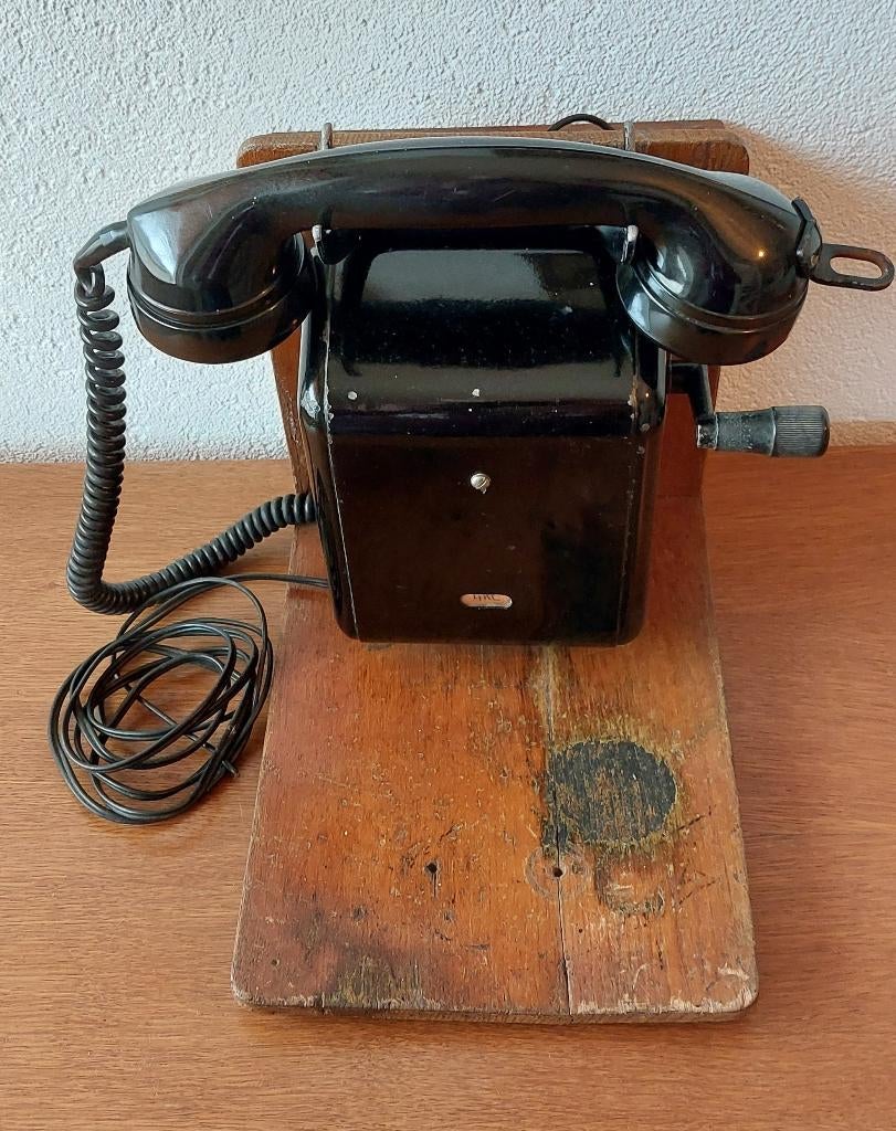 ANTIEKE METALEN WANDTELEFOON IN GOEDE STAAT. COLLECTIESTUK, Ophalen of Verzenden, Bakeliet