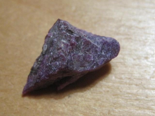 mi. 2x ruwe edelsteen SUGILIET (4) bijzondere, Verzenden, Mineraal