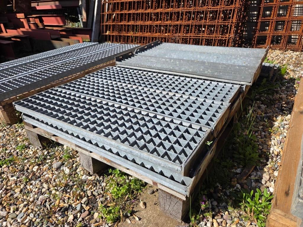 Roostertreden, Stalen Traptreden: verzinkt, Doe-het-zelf en Verbouw, Ladders en Trappen, Ophalen, Gebruikt, Trap, Minder dan 2 meter