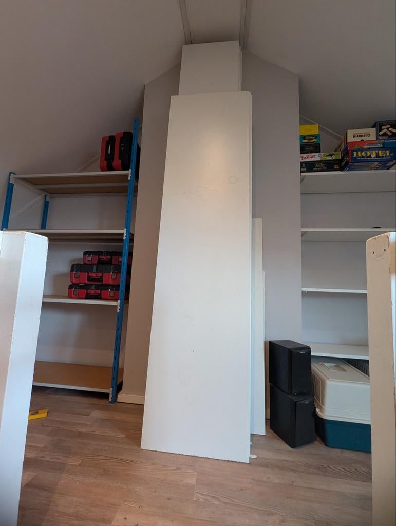 Witte planken met houders, Ophalen