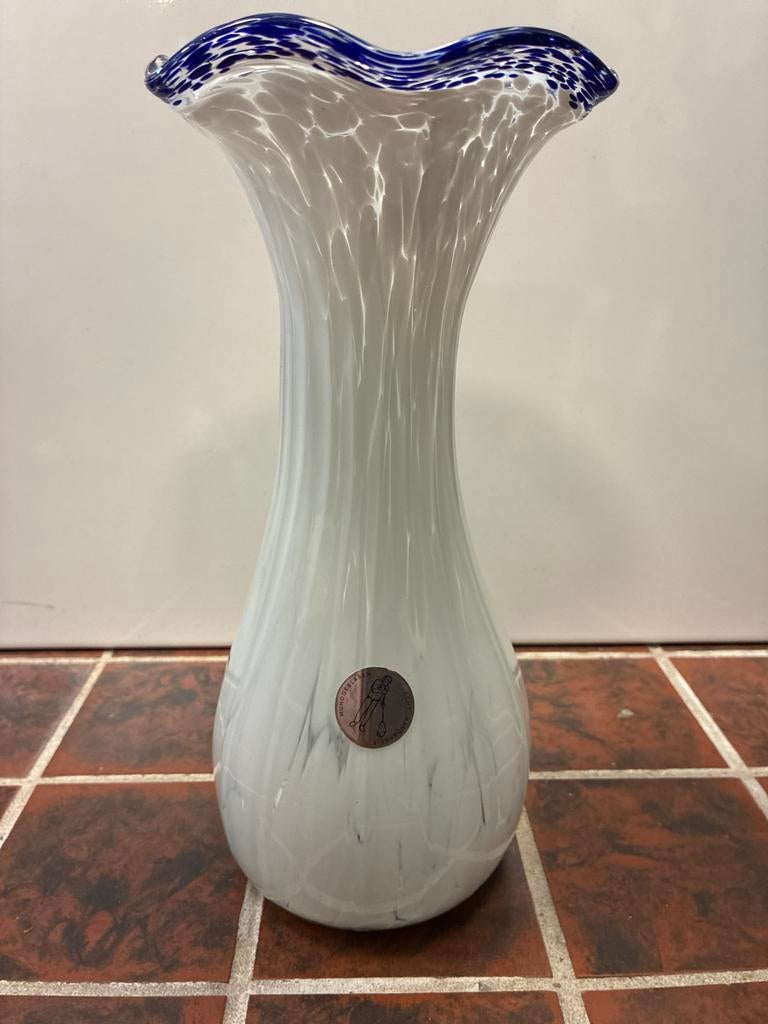 Murano vaas, Mondgeblazen glazen vaas wit met blauwe rand, Ophalen of Verzenden