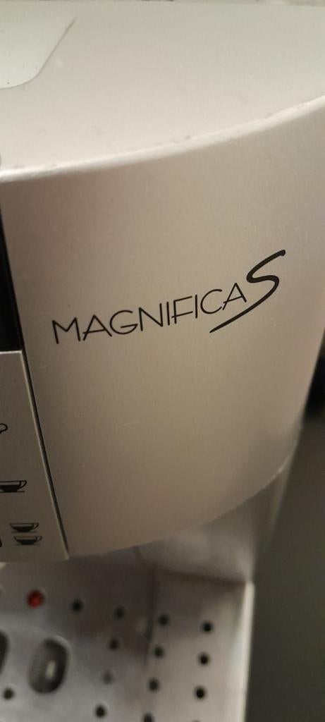 De'Longhi Magnifica S espresso machine - 2 jaar oud, Gebruikt, Espresso apparaat, Afneembaar waterreservoir, Koffiebonen