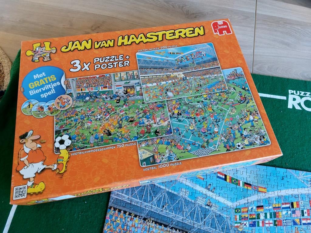 Jan van Haasteren voetbal puzzel incl. bierviltjesspel, Ophalen of Verzenden, 500 t/m 1500 stukjes, Zo goed als nieuw, Legpuzzel