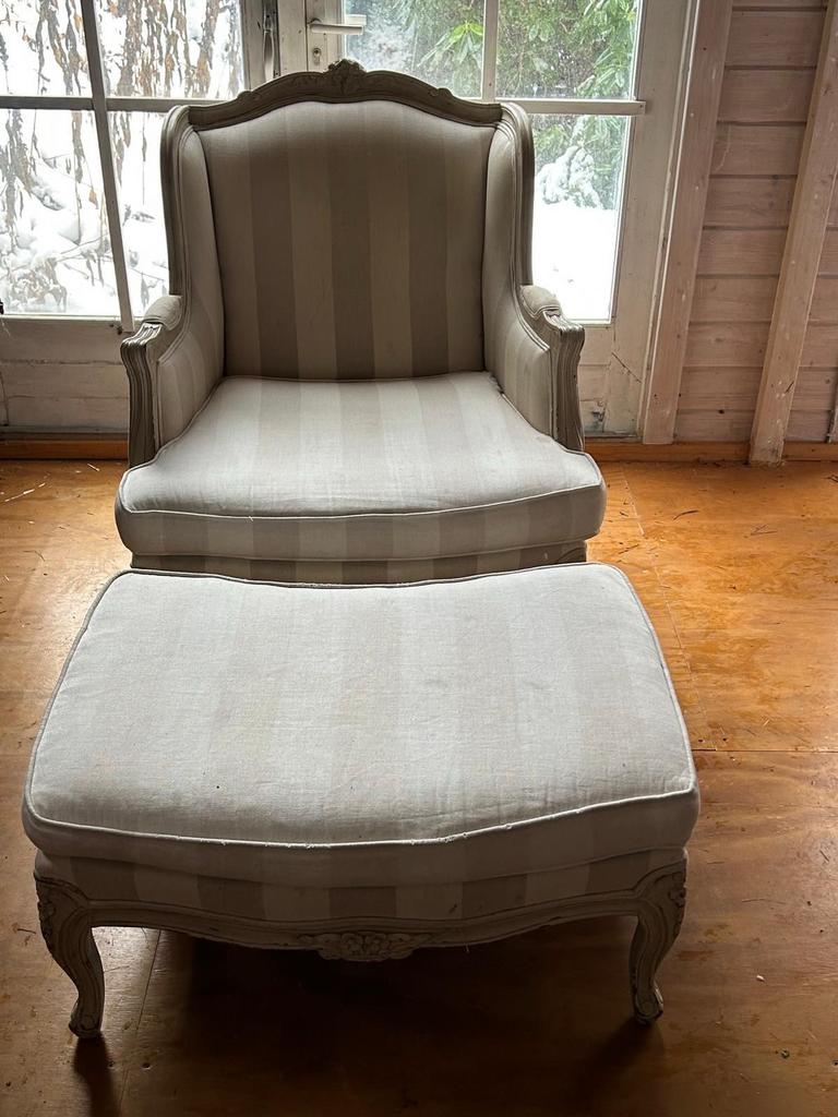 Grote brocante fauteuil met voetenbank, Ophalen, Gebruikt, Hout, 75 tot 100 cm