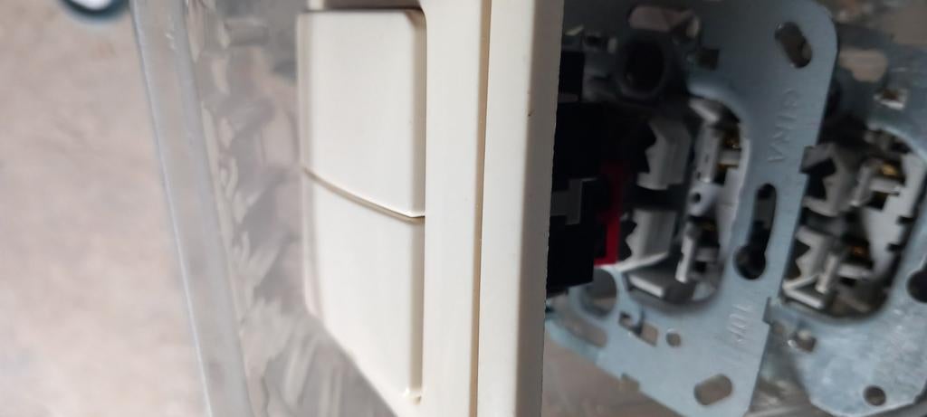 3 Nieuwe Gira Schakelaars, Ophalen of Verzenden, Nieuw