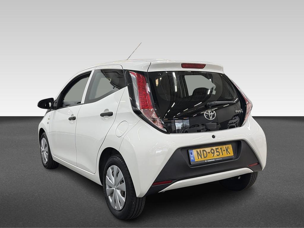 Toyota Aygo 1.0 VVT-i 69PK 5DRS X-NOW AIRCO CARKIT NAP, Auto's, Toyota, Voorwielaandrijving, Gebruikt, 4 stoelen, Wit