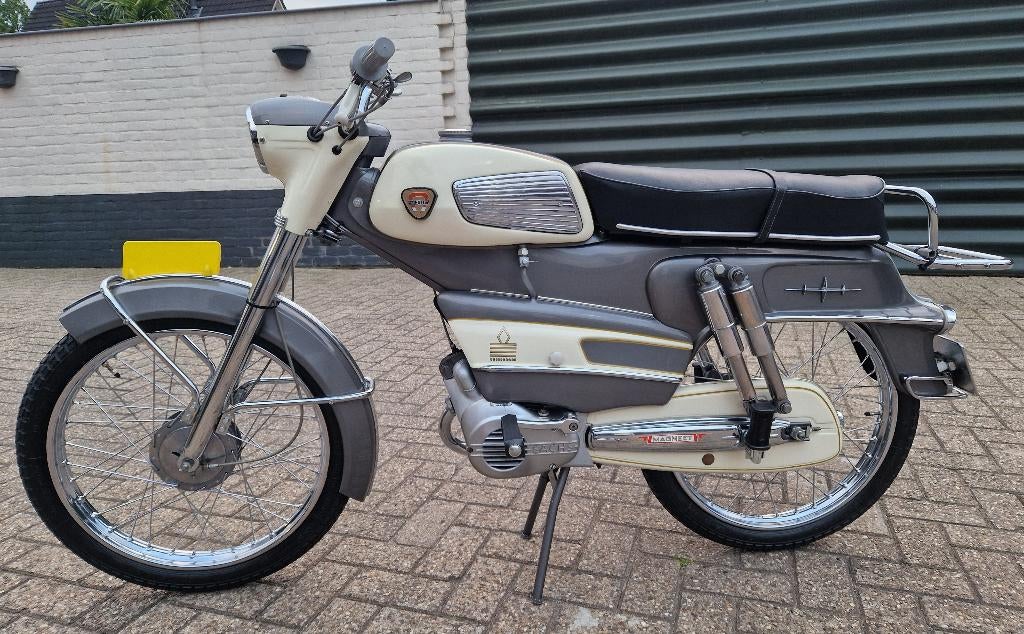 Zeer nette Magneet Commodore 1964. Showroomstaat., Maximaal 45 km/u, 3 versnellingen, Ophalen, 48 cc