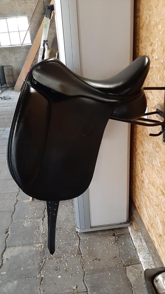 Mooi 17" Arena dressuurzadel HW (hoge schoft), Dieren en Toebehoren, Paarden en Pony's | Zadels, Ophalen of Verzenden, Zo goed als nieuw