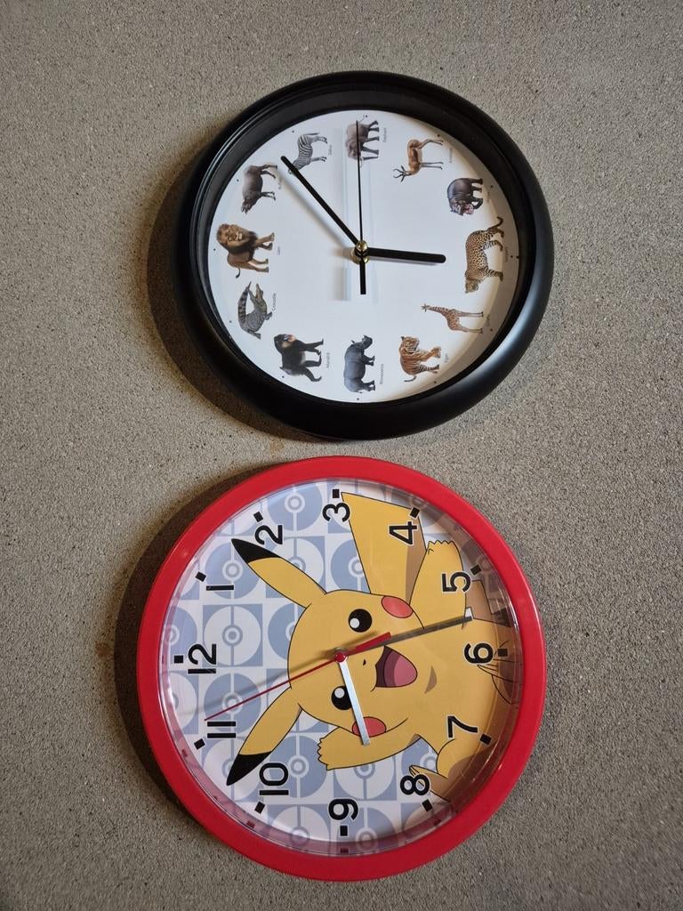 2 Leuke Kinderklokken: Dieren en Pikachu Wandklokken, Huis en Inrichting, Woonaccessoires | Klokken, Ophalen of Verzenden, Gebruikt