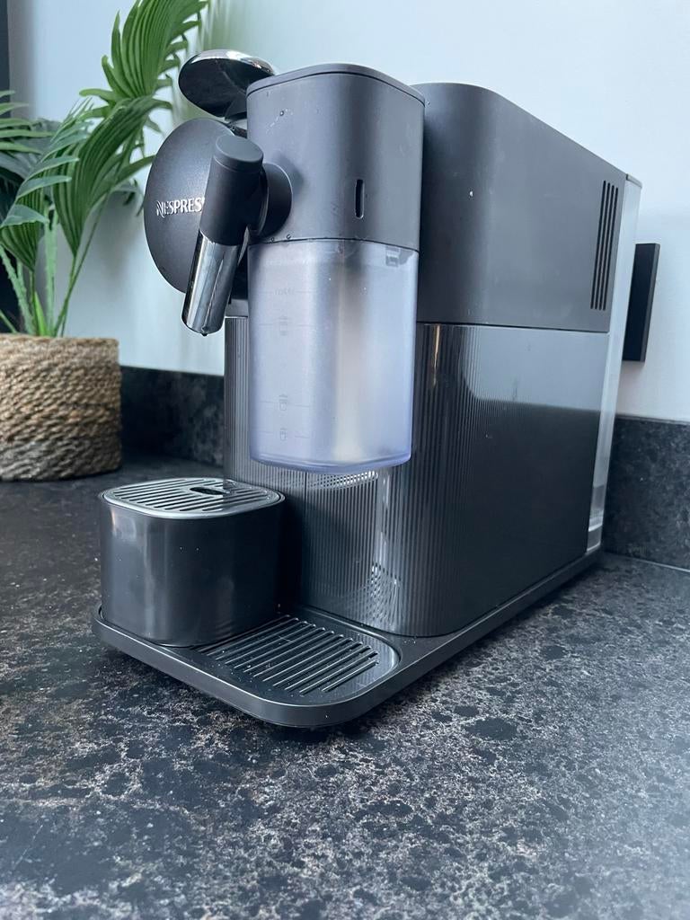 Nespresso Lattissima One Black, Koffiemachine, Ophalen of Verzenden, Zo goed als nieuw, Koffiepads en cups
