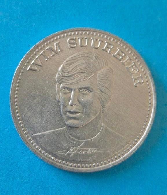 Verzamelmunt Wim Suurbier Shell voetbal top 20 1970 Ajax, Ophalen of Verzenden, Gebruikt, Ajax, Overige typen