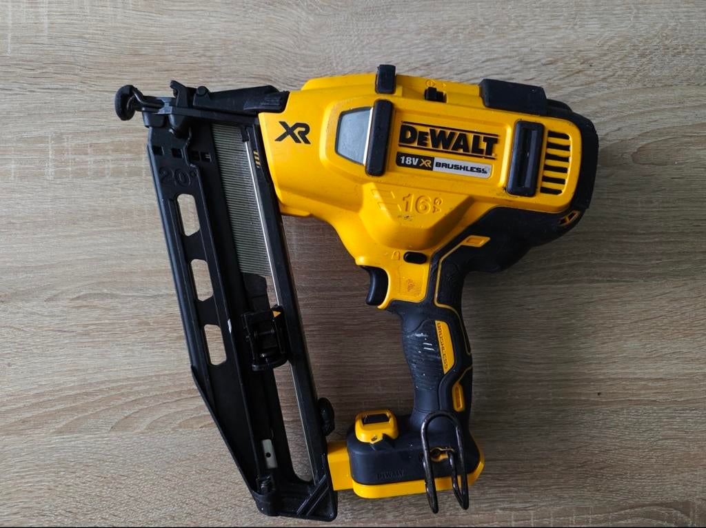 Dewalt DCN660N 18V XR Brushless Afwerkingstacker 16GA, Doe-het-zelf en Verbouw, Gereedschap | Handgereedschap, Ophalen, Zo goed als nieuw