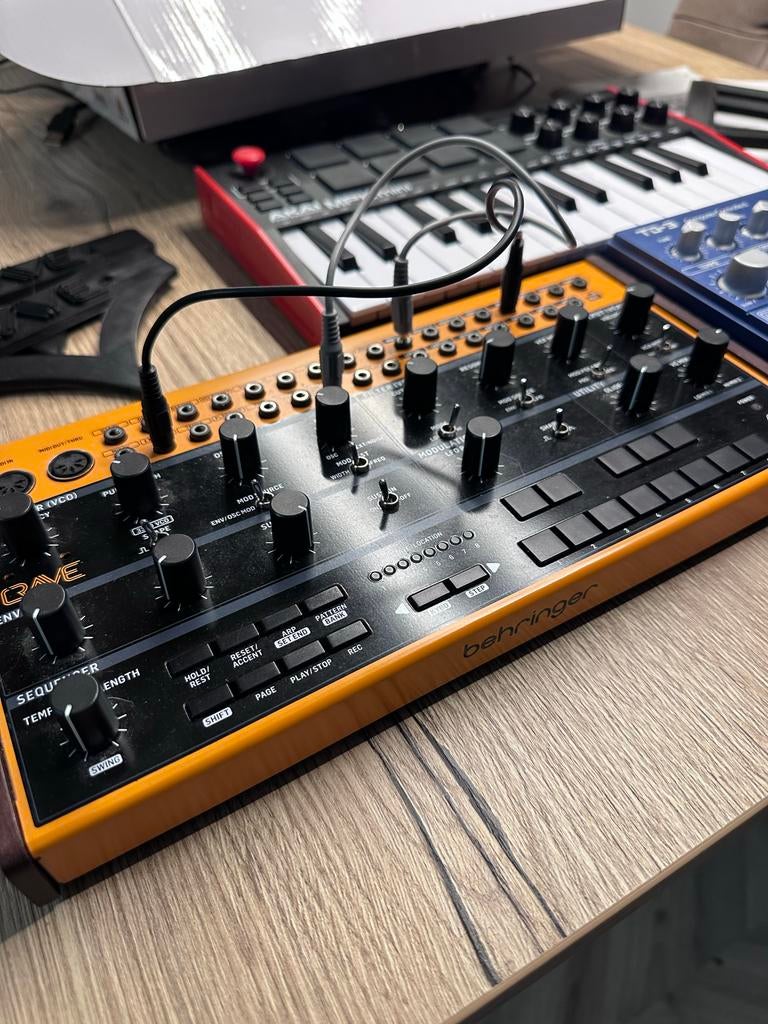 Akai MPK Mini & Behringer TD-3 en Crave - Zo goed als nieuw, Overige aantallen, Zo goed als nieuw, Met midi-aansluiting, Ophalen
