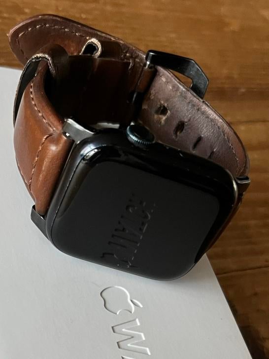 Apple Watch 9 45mm Midnight Aluminium met leren bandje, Verzenden, Gebruikt, Zwart, IOS