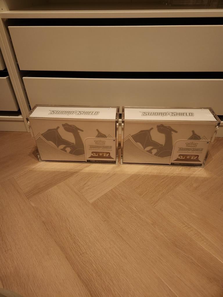 Charizard ultra premium collection upc in acryl, Ophalen of Verzenden, Nieuw, Minder dan 10 m², Tapijt