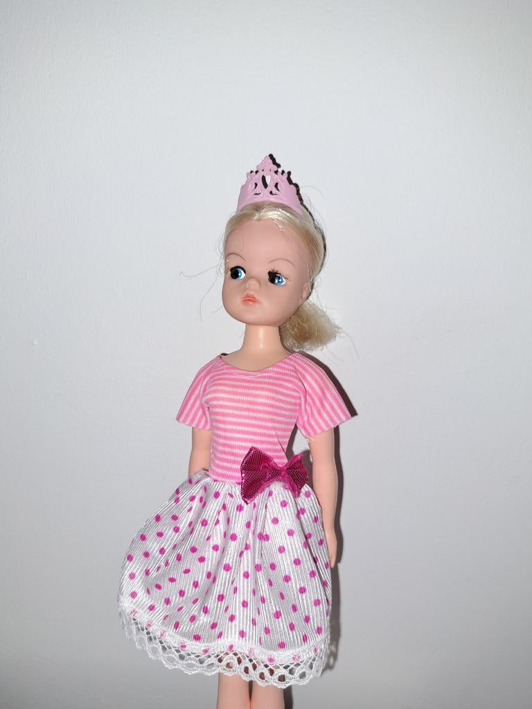 Roze prinsessen jurk en kroon barbie sindy fleur excl pop, Ophalen of Verzenden, Gebruikt, Kleertjes