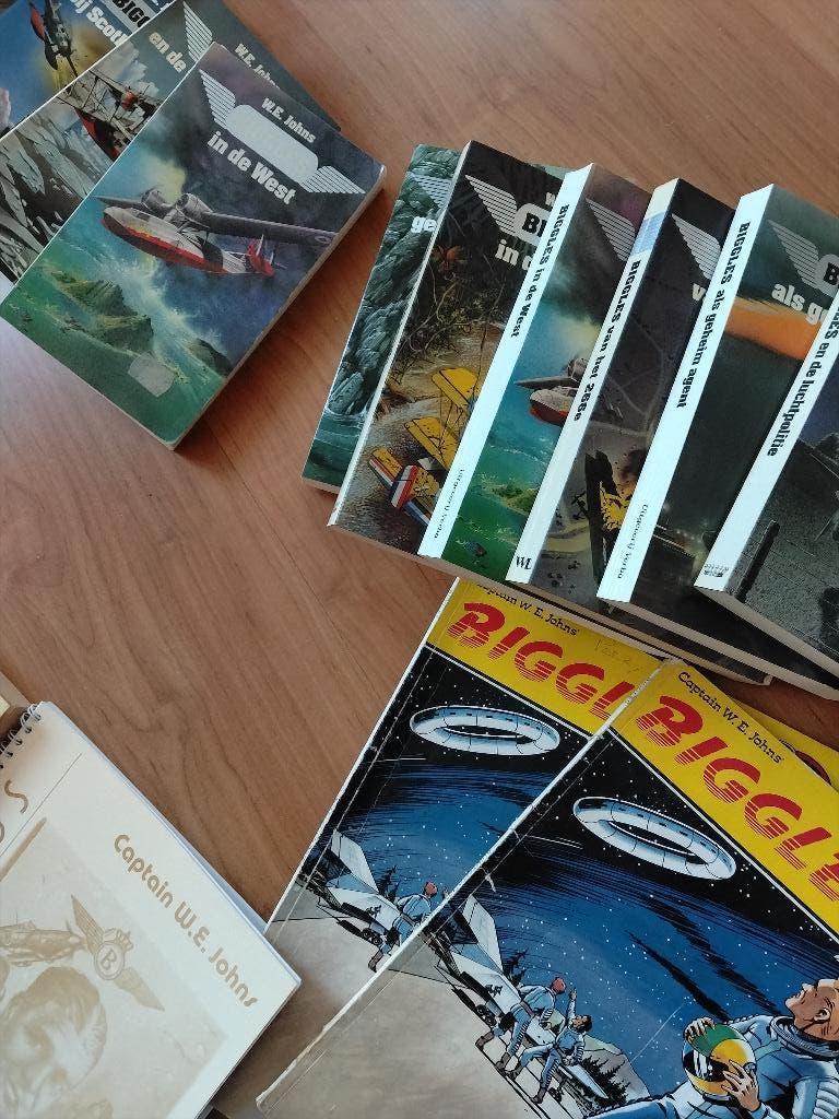 Biggles paperbags etc. teab, Boeken, Ophalen of Verzenden, Gelezen, Diverse