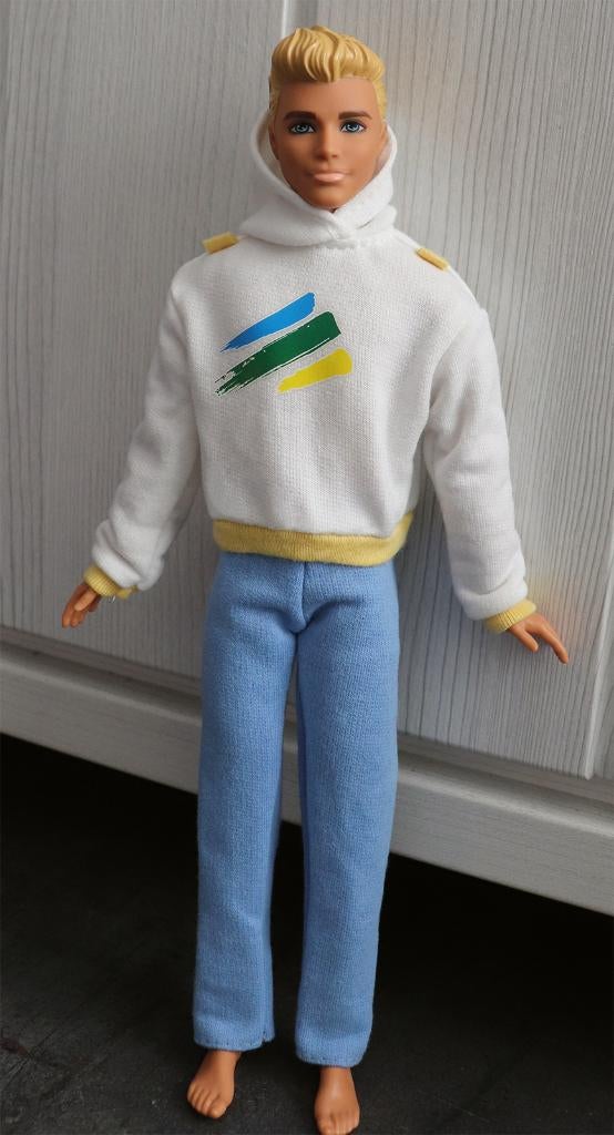 Barbie kleding nieuw - Ken blauw broek witte trui, Ophalen of Verzenden, Nieuw, Barbie