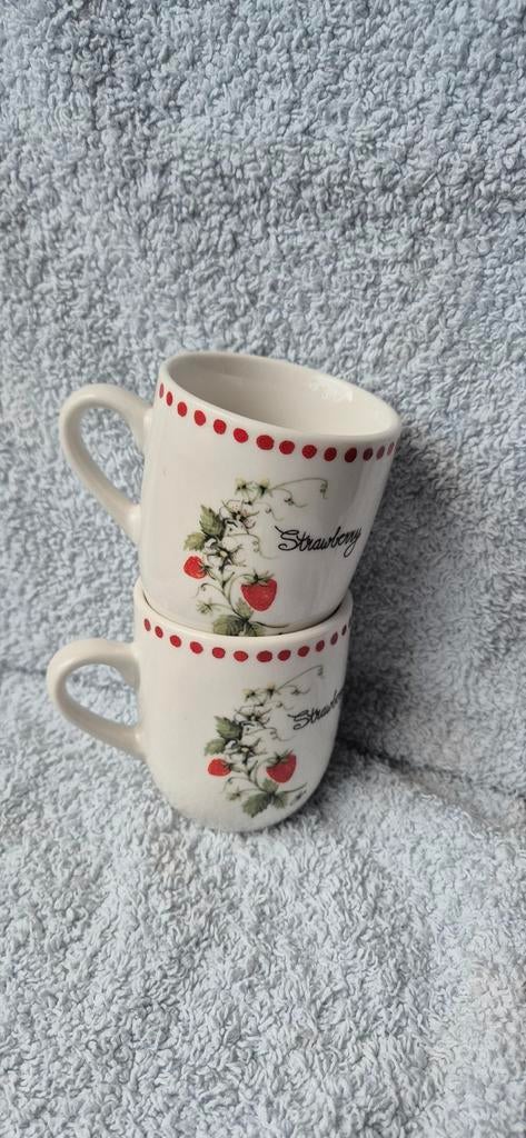 2 World of Jet kleine bekertjes aardbei, Gebruikt, Keramiek, Ophalen of Verzenden, Overige stijlen