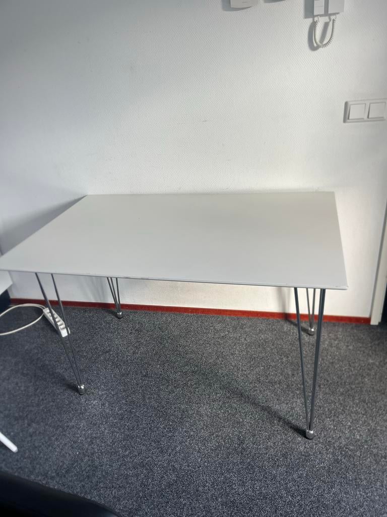 Witte eettafel met metalen poten, Huis en Inrichting, Tafels | Eettafels, Ophalen, Kunststof, Gebruikt, 100 tot 150 cm