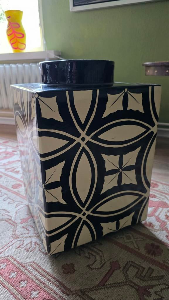 Strakke Zwart-Witte Vaas met Crème Patroon, Ophalen, Gebruikt, Zwart, Aardewerk of Porselein