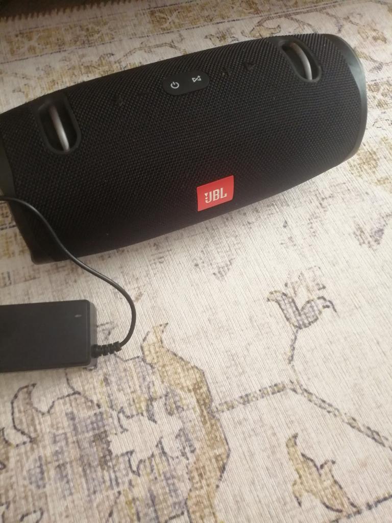 Jbl extreme 2 werkt alleen met oplader in stopcontact, Gebruikt, JBL, Overige typen, Ophalen of Verzenden