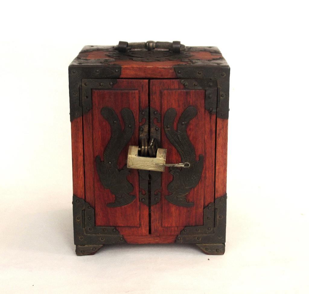 Traditioneel Chinees houten juwelen kastje., Ophalen of Verzenden