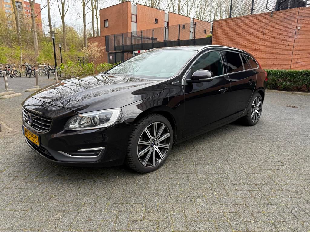 Volvo V60 2.4 D6 Twin Engine R-Design Euro 6 Leder Panorama, Automaat, Euro 6, Zwart, Vierwielaandrijving