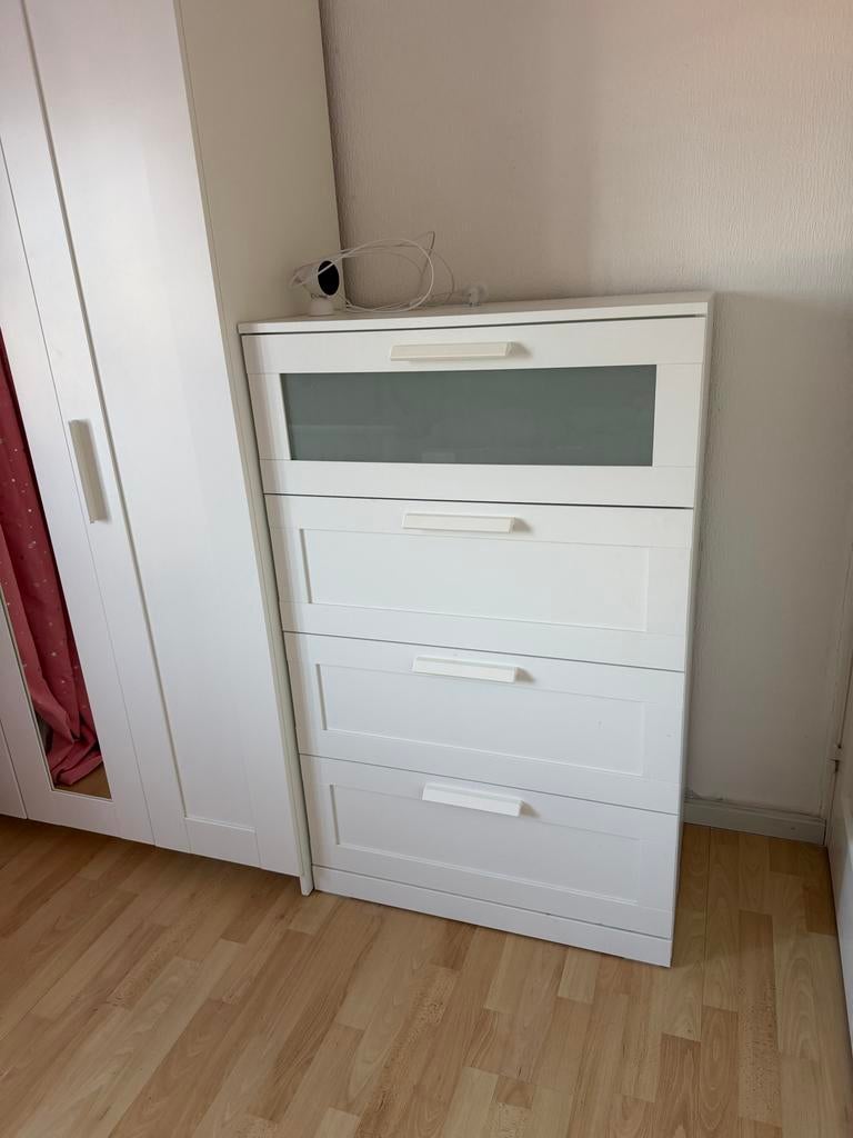 Witte ladekast met 4 laden, Overige materialen, 100 tot 150 cm, Zo goed als nieuw, 3 of 4 laden