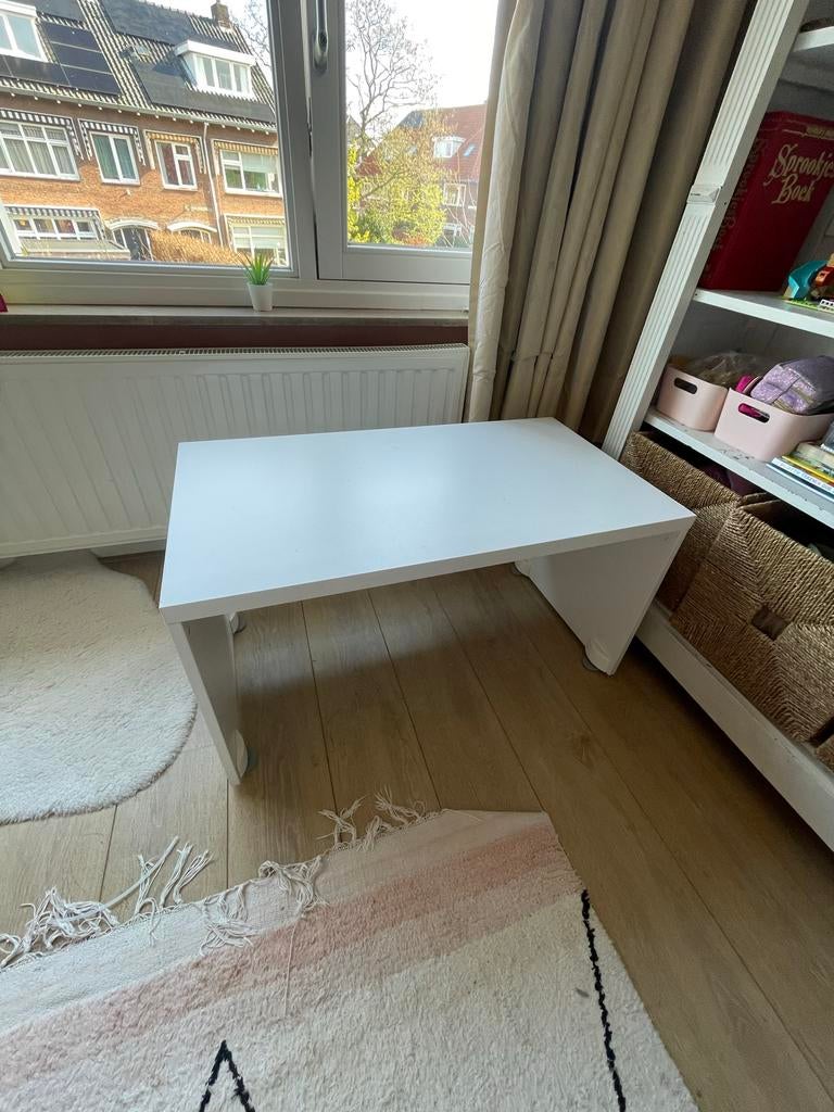 Wit IKEA Smastad bureau, Huis en Inrichting, Bureaus, Ophalen, Gebruikt, IKEA, Kinderbureau