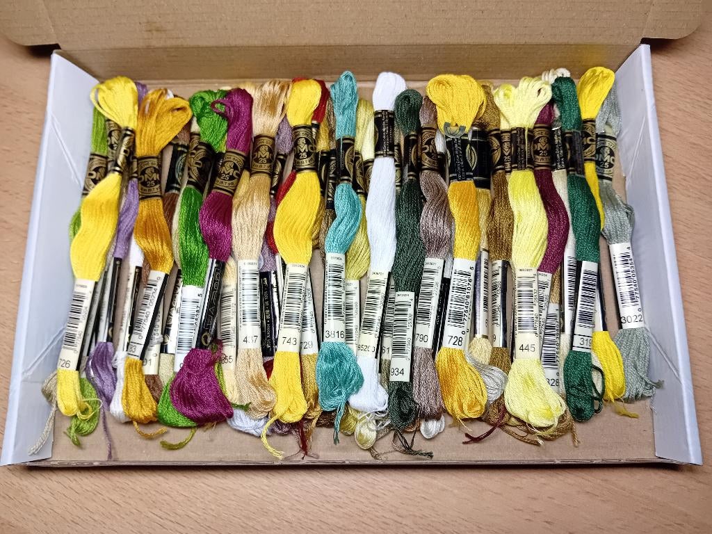 40 verschillende strengen DMC Mouline borduurgaren (04)., Verzenden, Nieuw, Handborduren, Borduurgaren of Zijde