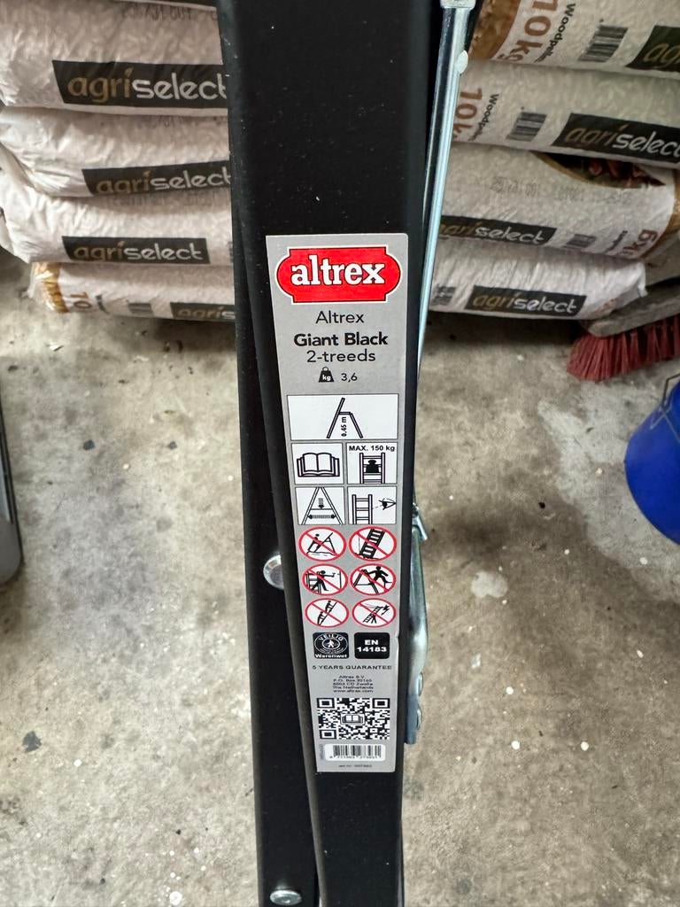Altrex Giant Black 2-treeds huishoudtrap, Ophalen, Trap, Zo goed als nieuw, Opvouwbaar of Inschuifbaar