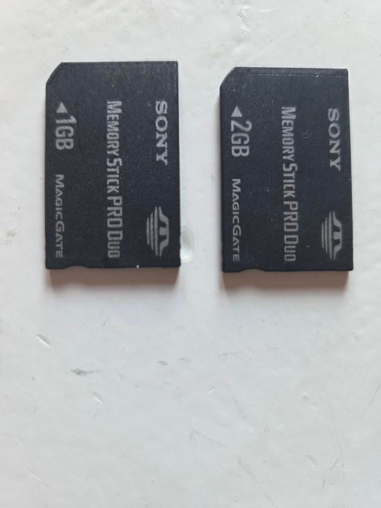 Sony digitale camera met 2 opslagkaarten en oplader, Ophalen of Verzenden