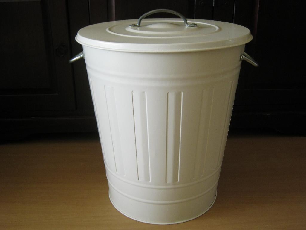 Metalen vuilnisbak met deksel kleur wit als nieuw., Huis en Inrichting, Woonaccessoires | Prullenbakken, Ophalen, 40 liter of meer