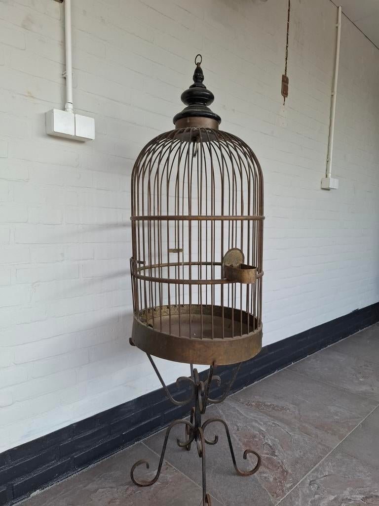 Vintage metalen vogelkooi papegaaienkooi met onderstel, Antiek en Kunst, Ophalen