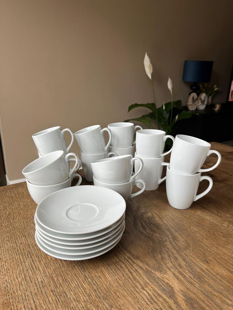 24 porseleinen kopjes en 5 kop en schotels - wit, Huis en Inrichting, Keuken | Servies, Ophalen, Zo goed als nieuw, Effen, Kop(pen) en/of Schotel(s)