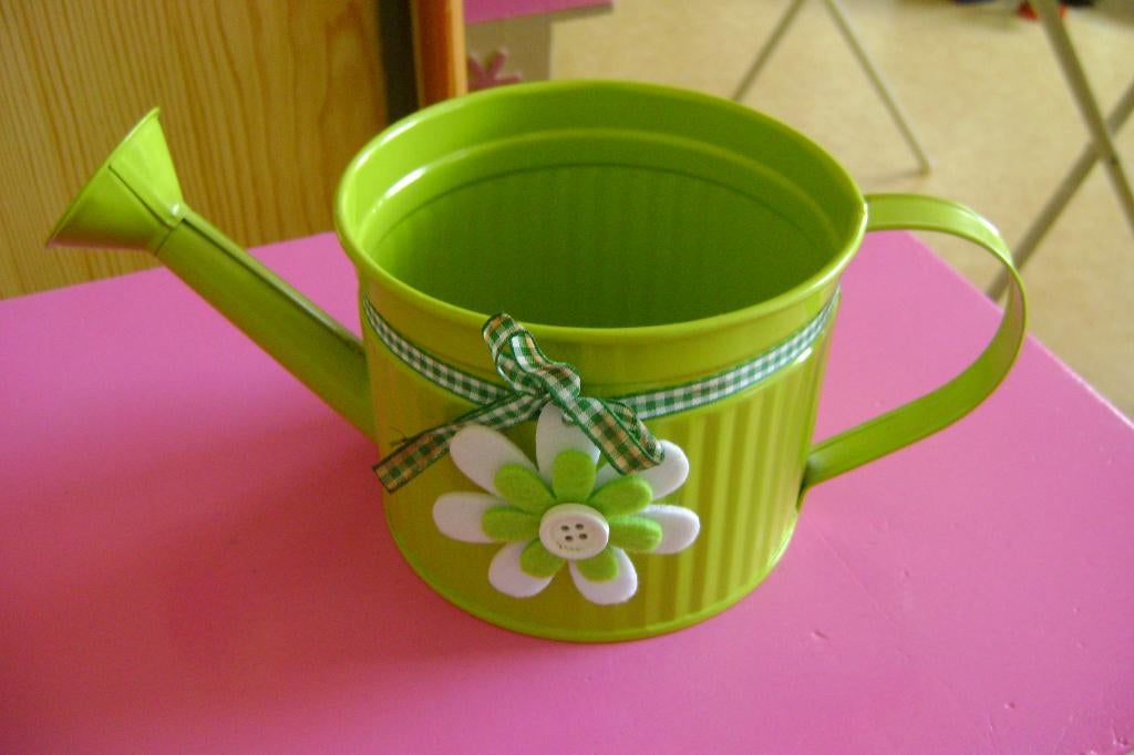 nieuwe groene planten gieter met witte stoffen bloem binnen, Tuin en Terras, Ophalen of Verzenden, Nieuw, Metaal