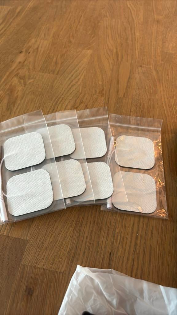 Nieuw Oplaadbaar TENS Apparaat met 8 Pads en Opbergdoos, Sport en Fitness, Gezondheidsproducten en Wellness, Nieuw, Overige typen