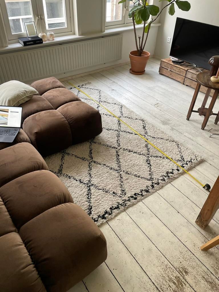 Vloerkleed off white met zwarte wiebers, Gebruikt, 150 tot 200 cm, 200 cm of meer, Ophalen of Verzenden