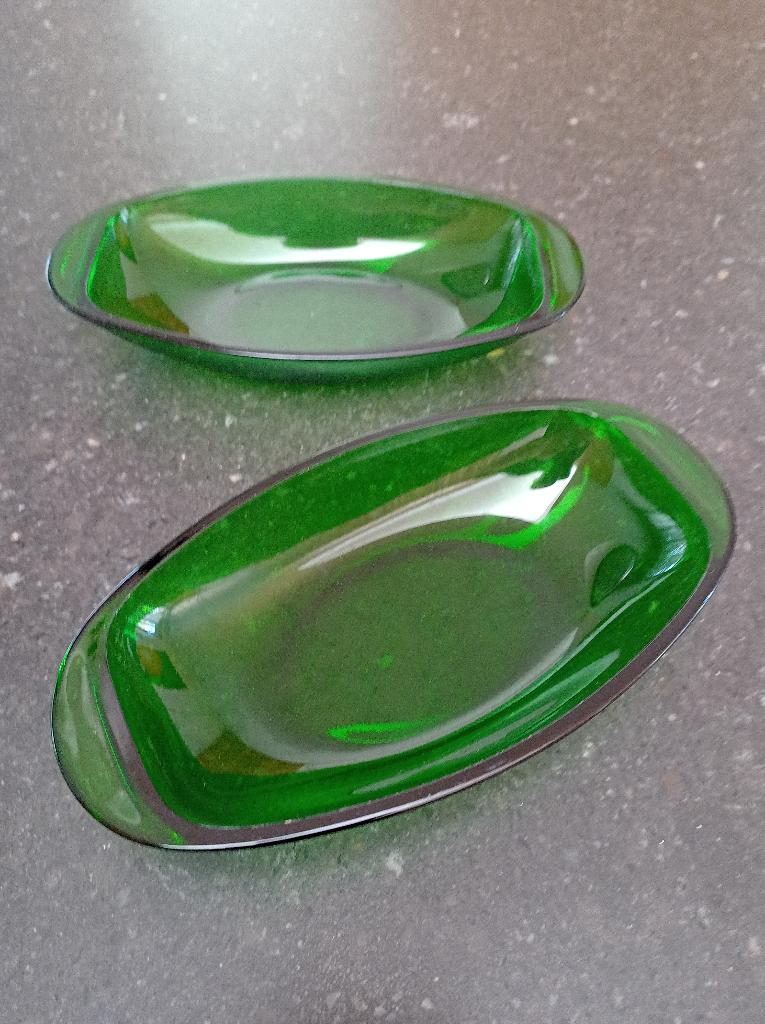 2 groene glazen schaaltjes, Ophalen of Verzenden, Overige stijlen, Glas, Schaal of Schalen