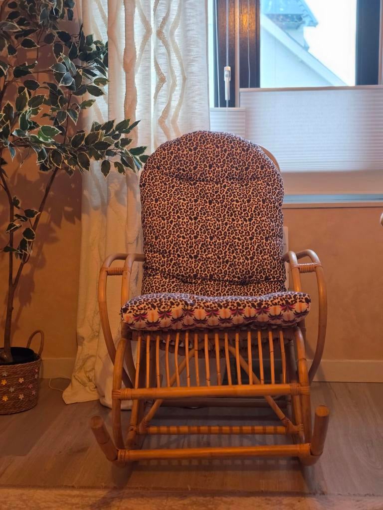 Zo goed als nieuwe rotan schommelstoel met Sissy-Boy kussen, Ophalen, Bruin, Zo goed als nieuw, Eén