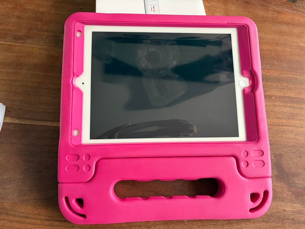 Ipad air met roze hoes, 10 inch, Gebruikt, Apple iPad Air, Ophalen of Verzenden