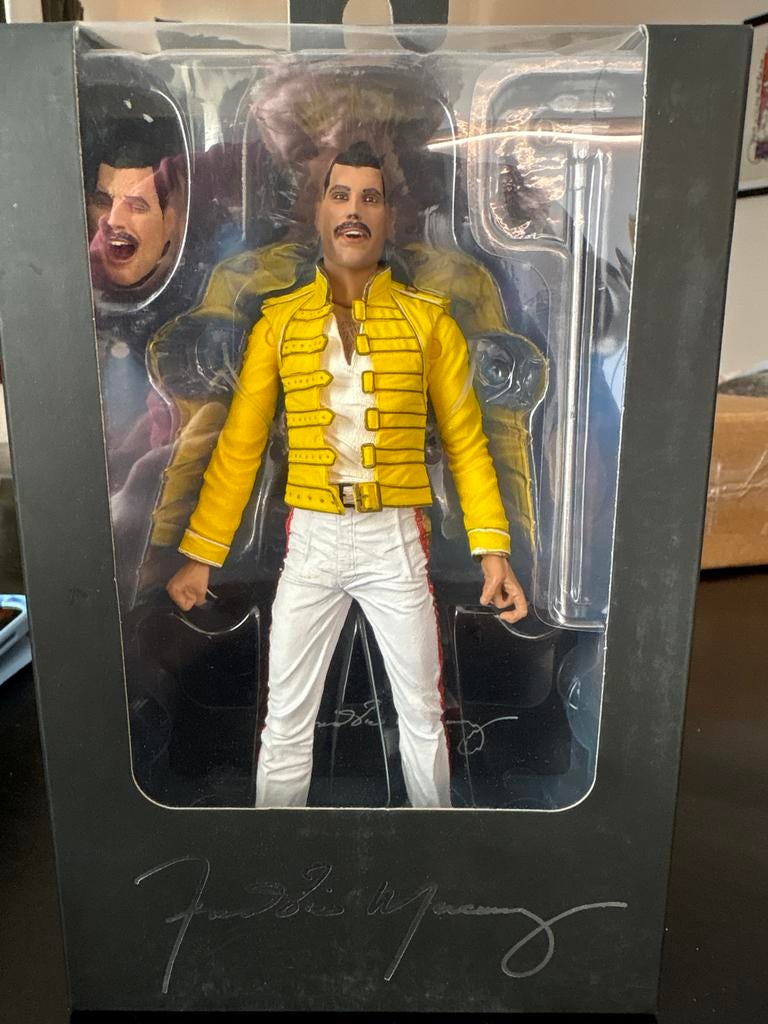 Freddie Mercury actiefiguur in gele jas NECA, Ophalen of Verzenden, Nieuw
