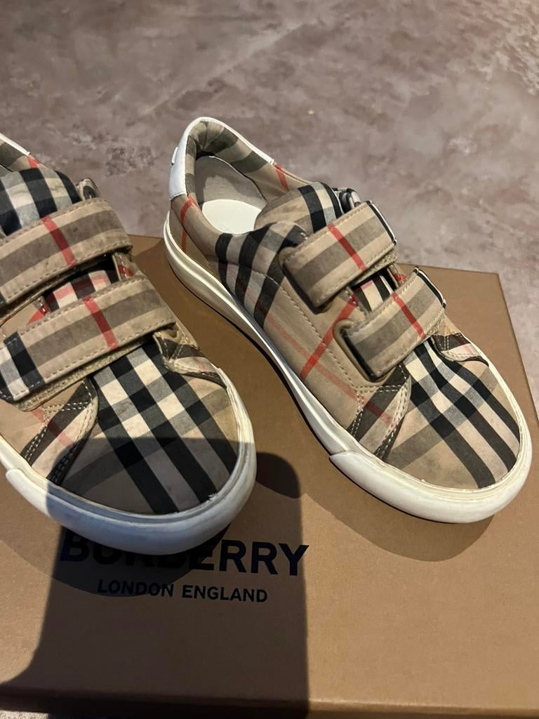 BURBERRY sneakers maat 30 origineel goed, Schoenen, Ophalen of Verzenden, Zo goed als nieuw, Jongen