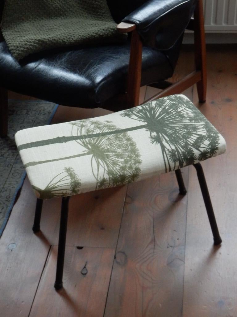 Vintage voetenbankje met nieuwe bekleding, Antiek en Kunst, Curiosa en Brocante, Ophalen
