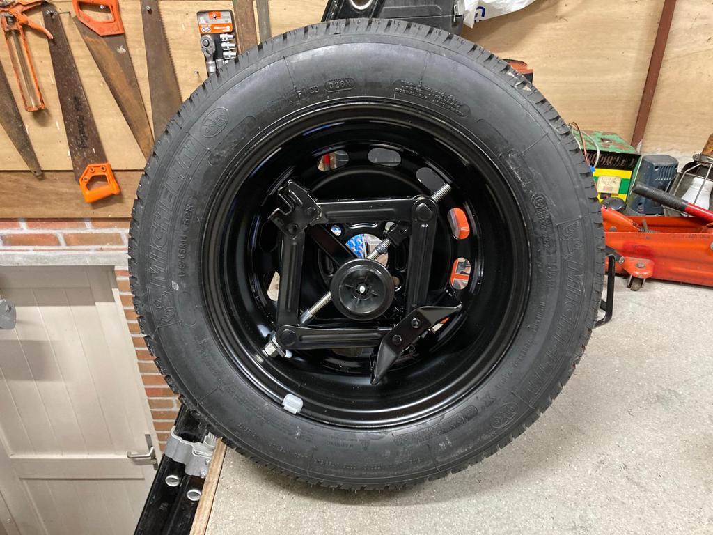 Reserveband Ford Fiésta + krik, Ophalen, Nieuw, Zomerbanden, Banden en Velgen