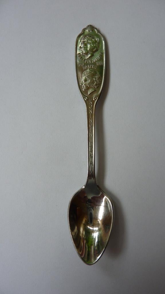 lepeltje Koningin Juiana Koningin Beatrix 30 april 1948-1980, Ophalen of Verzenden, Gebruikt, Nederland, Speld(je) of Lepel(tje)