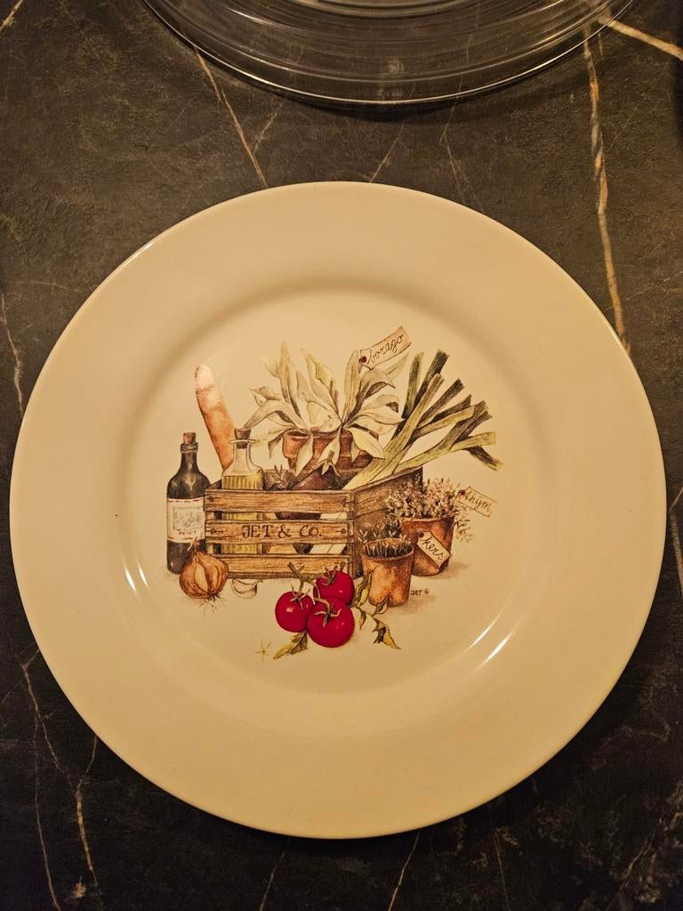 4 borden van Jet ter Steege, in goede conditie,24.5 cm, Ophalen of Verzenden, Zo goed als nieuw, Bord(en), Overige stijlen