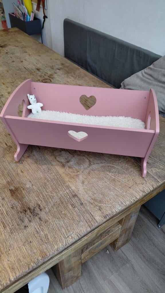 Houten poppenbedje oud roze met wollen matrasje, Ophalen of Verzenden, Gebruikt, Toebehoren