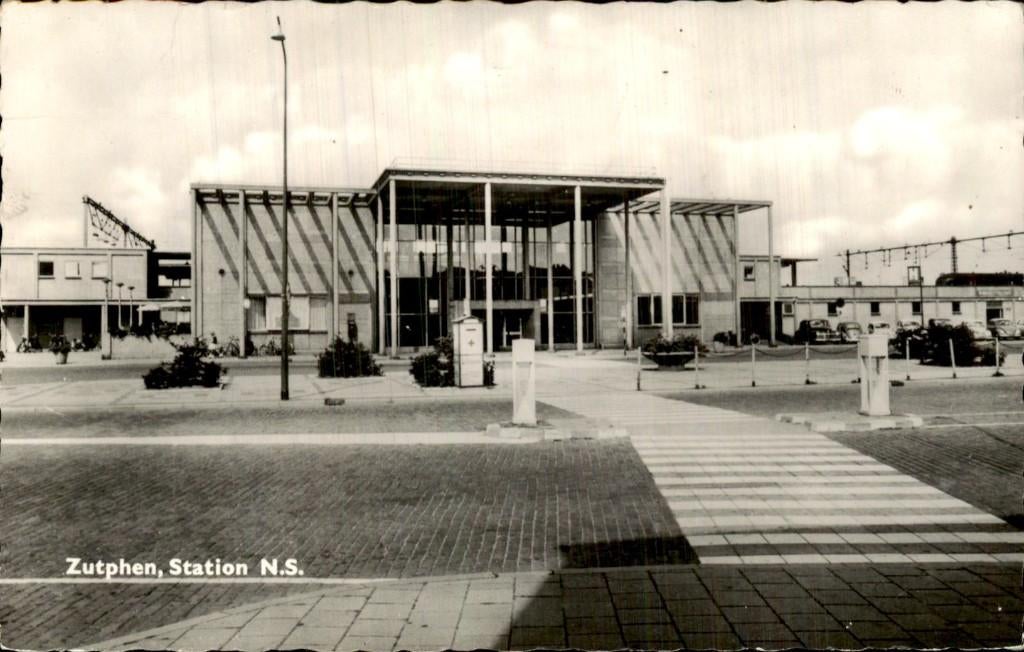 Zutphen - Station - N.S., Verzamelen, Ansichtkaarten | Nederland, Ongelopen, Gelderland, 1940 tot 1960, Ophalen of Verzenden